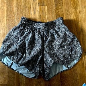 Lululemon black & white Track That Mid rise short